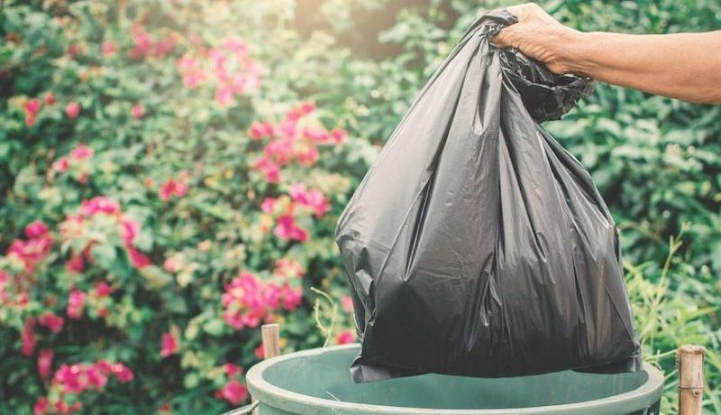 10 удачных примеров одежды и аксессуаров из мусора
